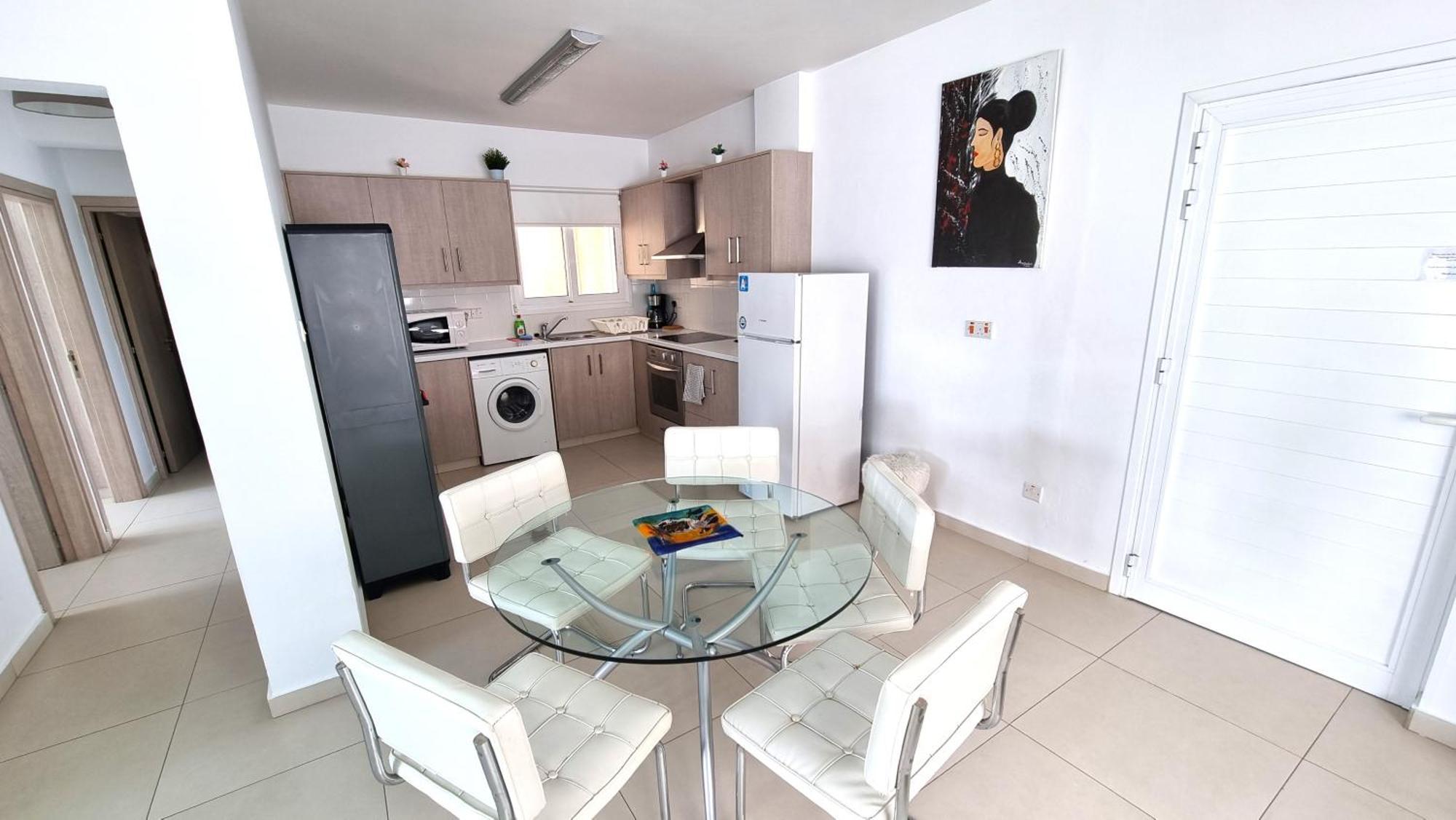 City Center: Your Urban Retreat- 100M To The Beach ลาร์นาคา ภายนอก รูปภาพ