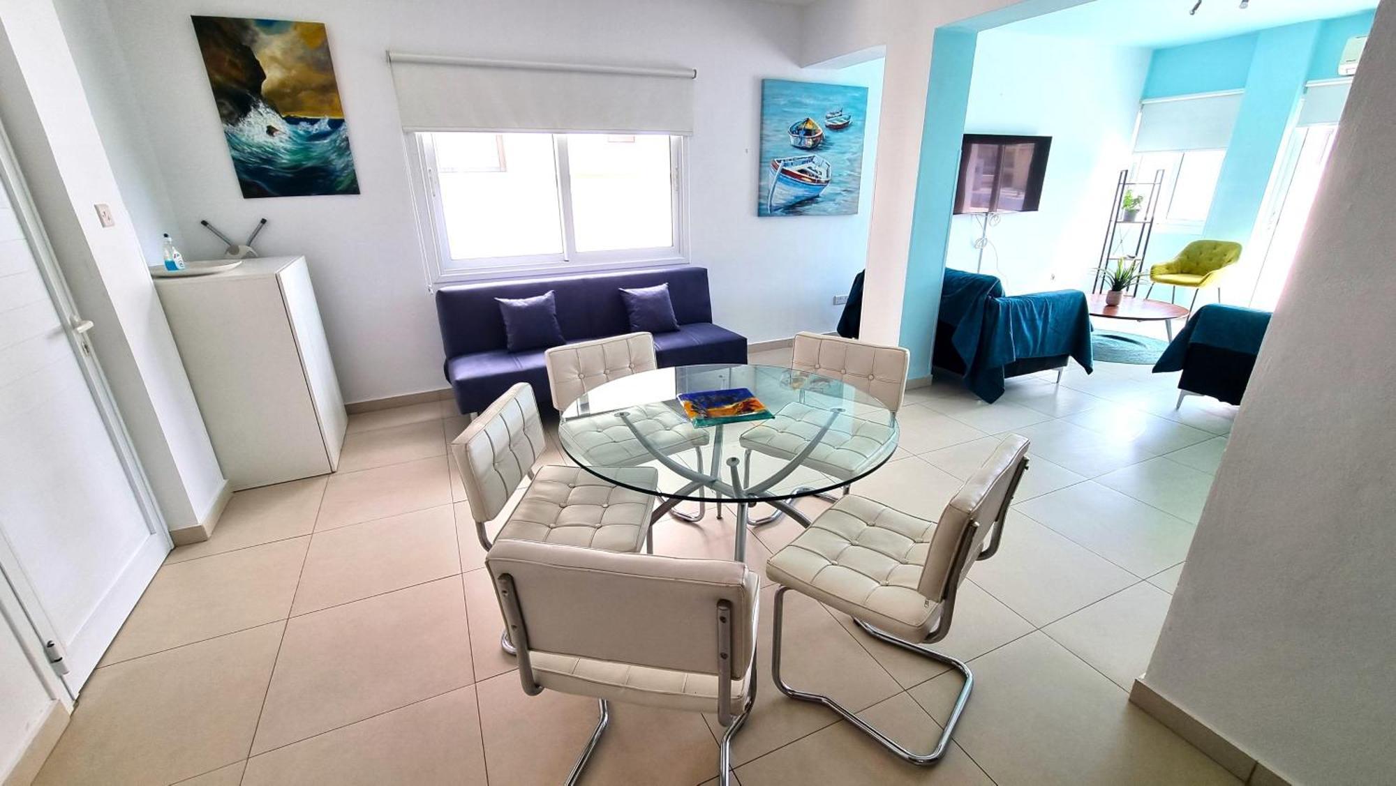 City Center: Your Urban Retreat- 100M To The Beach ลาร์นาคา ภายนอก รูปภาพ